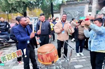 留学生沉浸式体验浚县社火