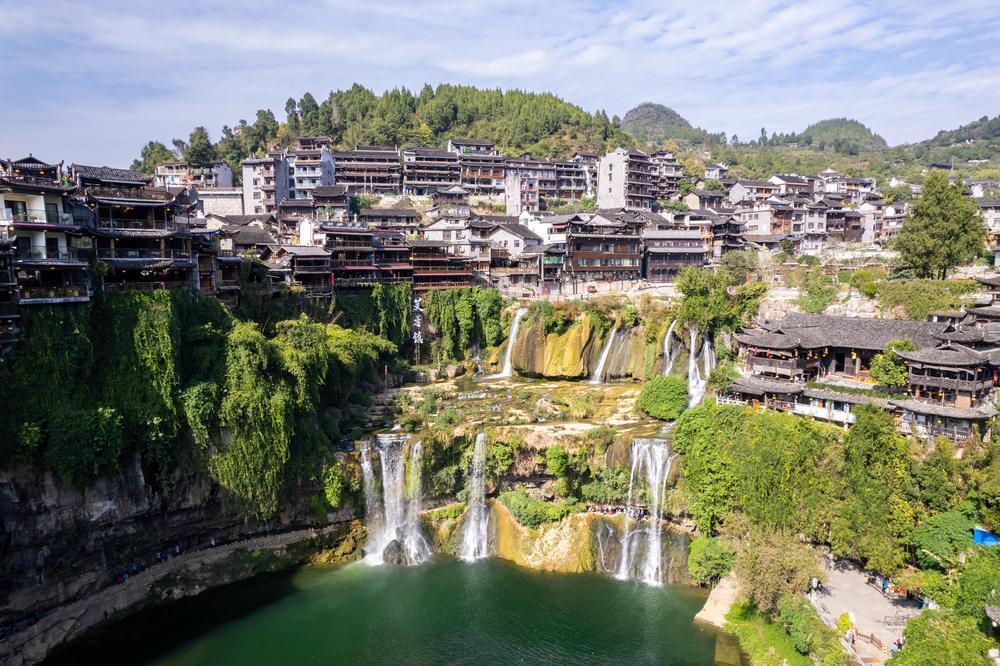 这是11月7日在湘西土家族苗族自治州永顺县拍摄的芙蓉镇景区（陈思汗 摄）