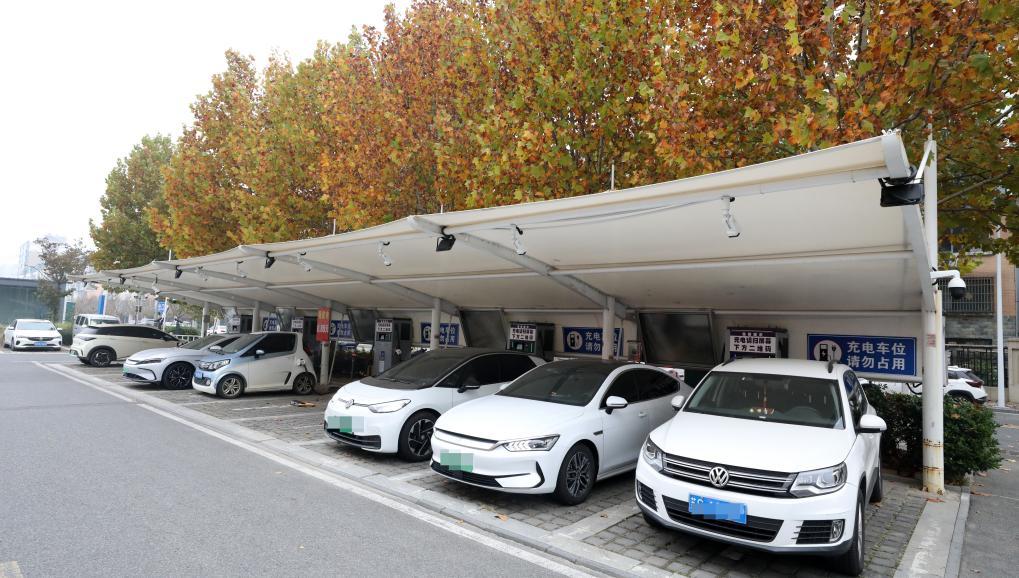 （图为城区建成启用充电站）