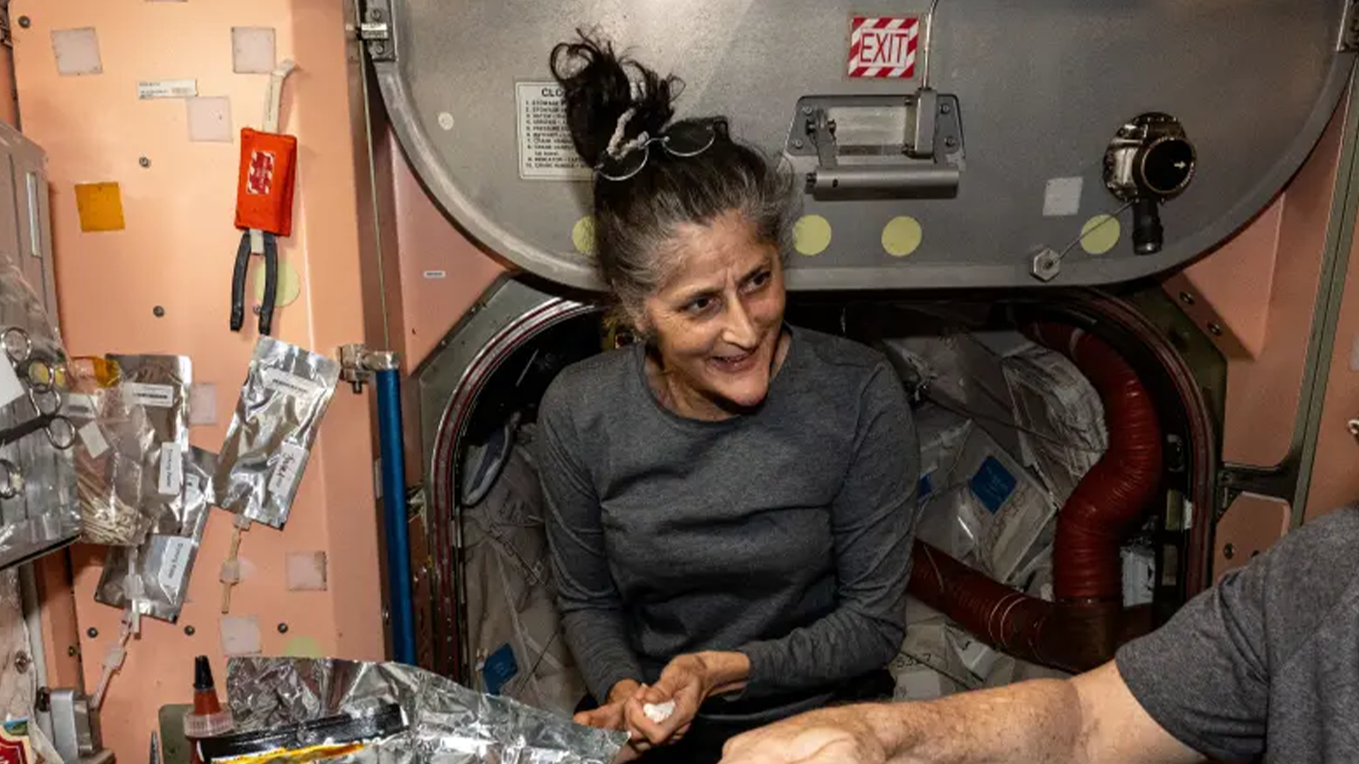 美国宇航员滞留太空近6个月瘦成“锥子脸”，NASA坚称：他们很健康