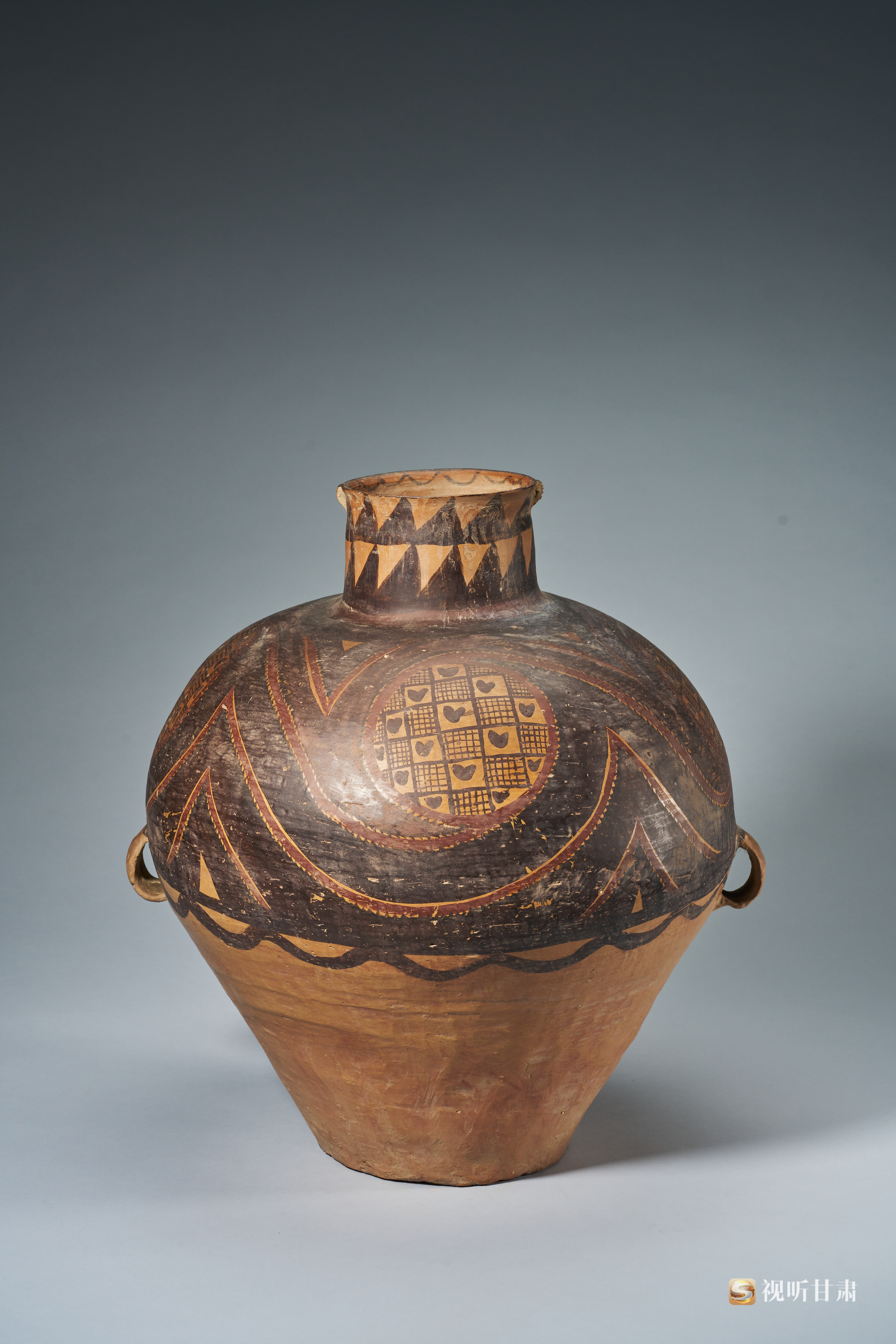 旋涡方格网纹双耳彩陶壶（国家文物局供图）