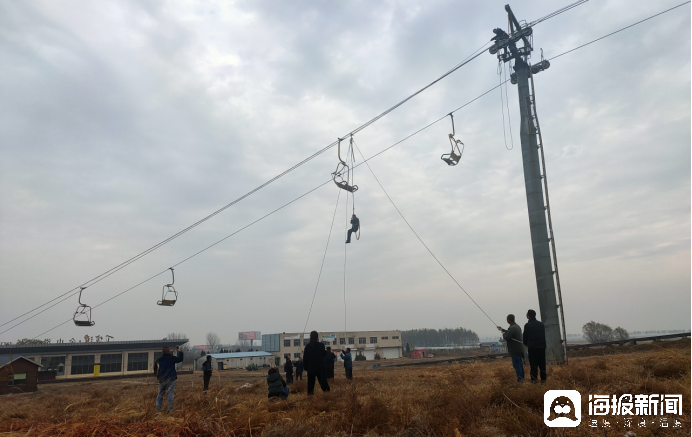 11月10日，在青岛金山滑雪场内，工作人员正在对空中索道进行调试