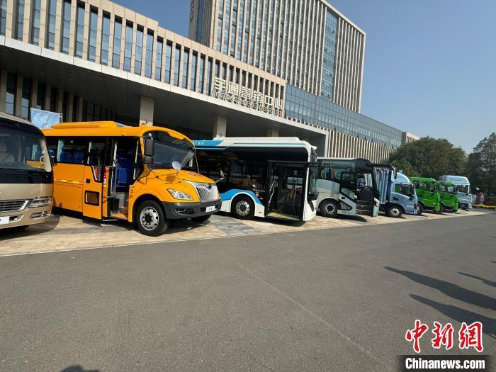 图为宇通旗下校车、客车等部分产品展示。李颖 摄