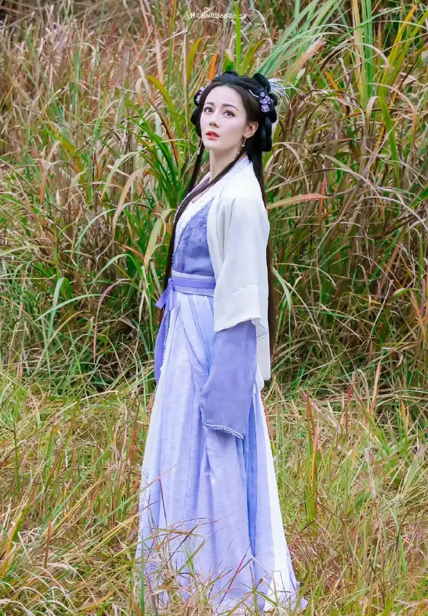 迪丽热巴在田野里眺望。