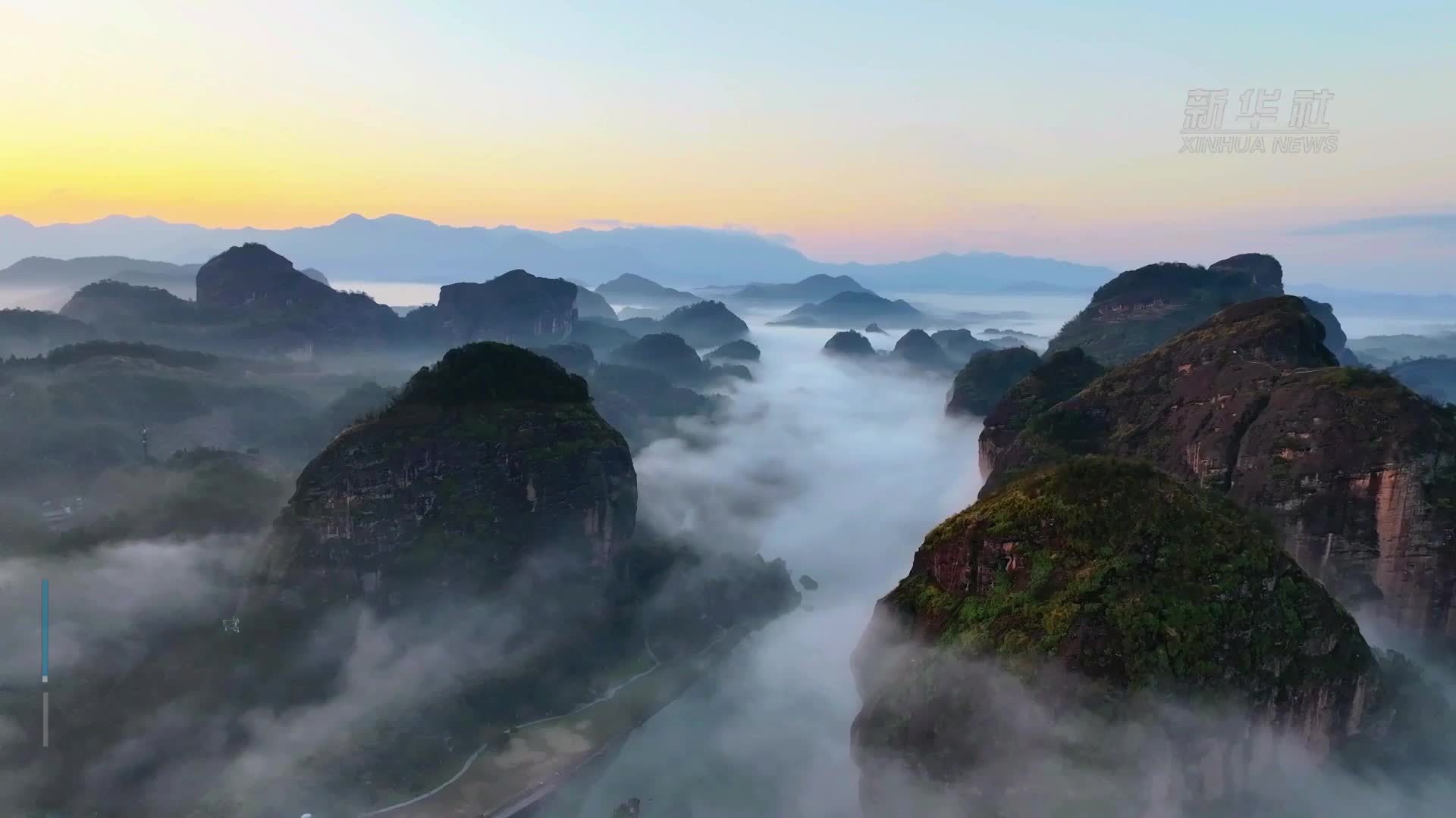 江西龙虎山：丹霞云雾缥缈似仙境