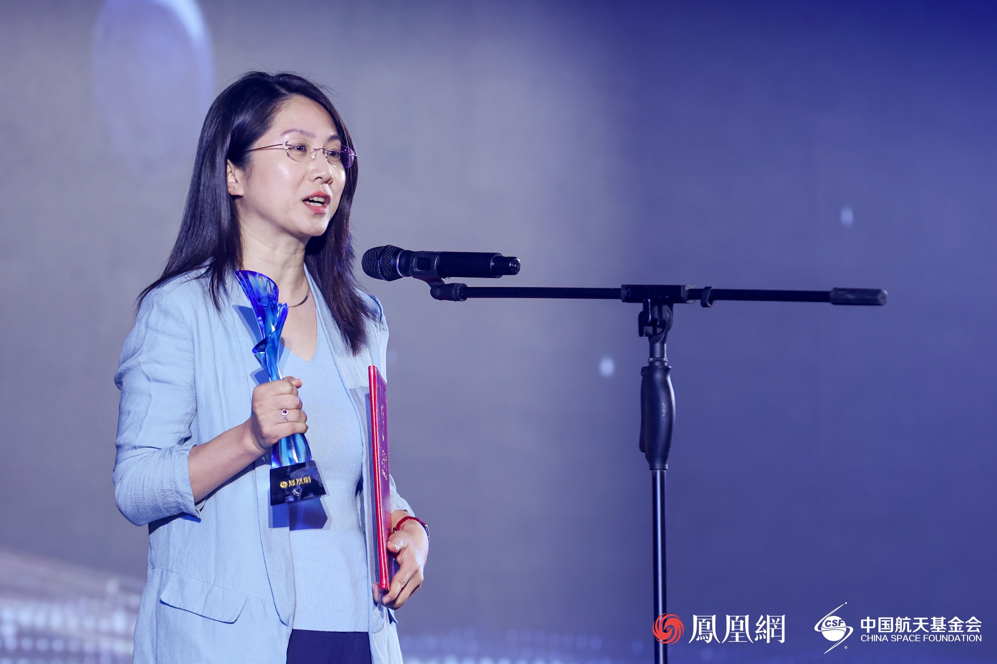 萤火虫计划——乡村科普百校行领奖代表北京一片星空天文科普促进中心创始人、理事长吴芳