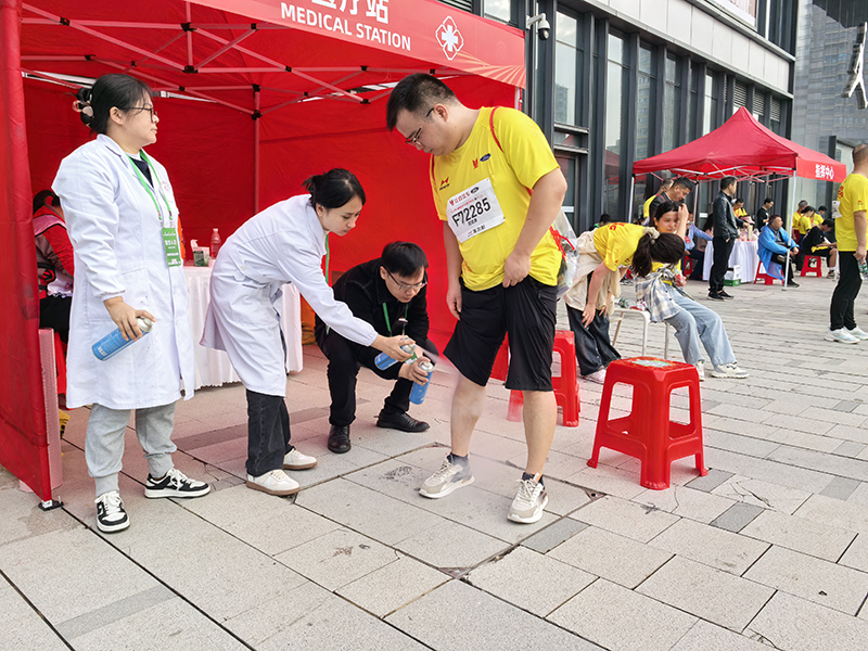 志愿者为选手提供帮助。 罗昊 图