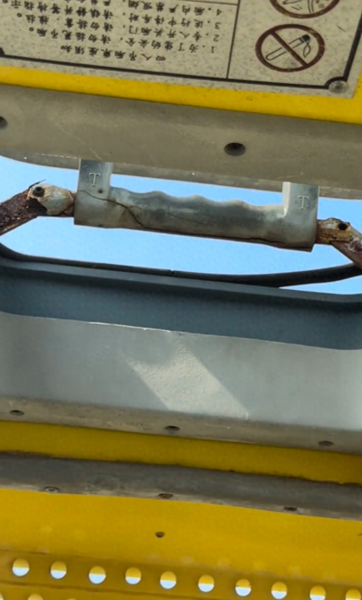 吊厢设施开裂。图/网友发布的视频截图