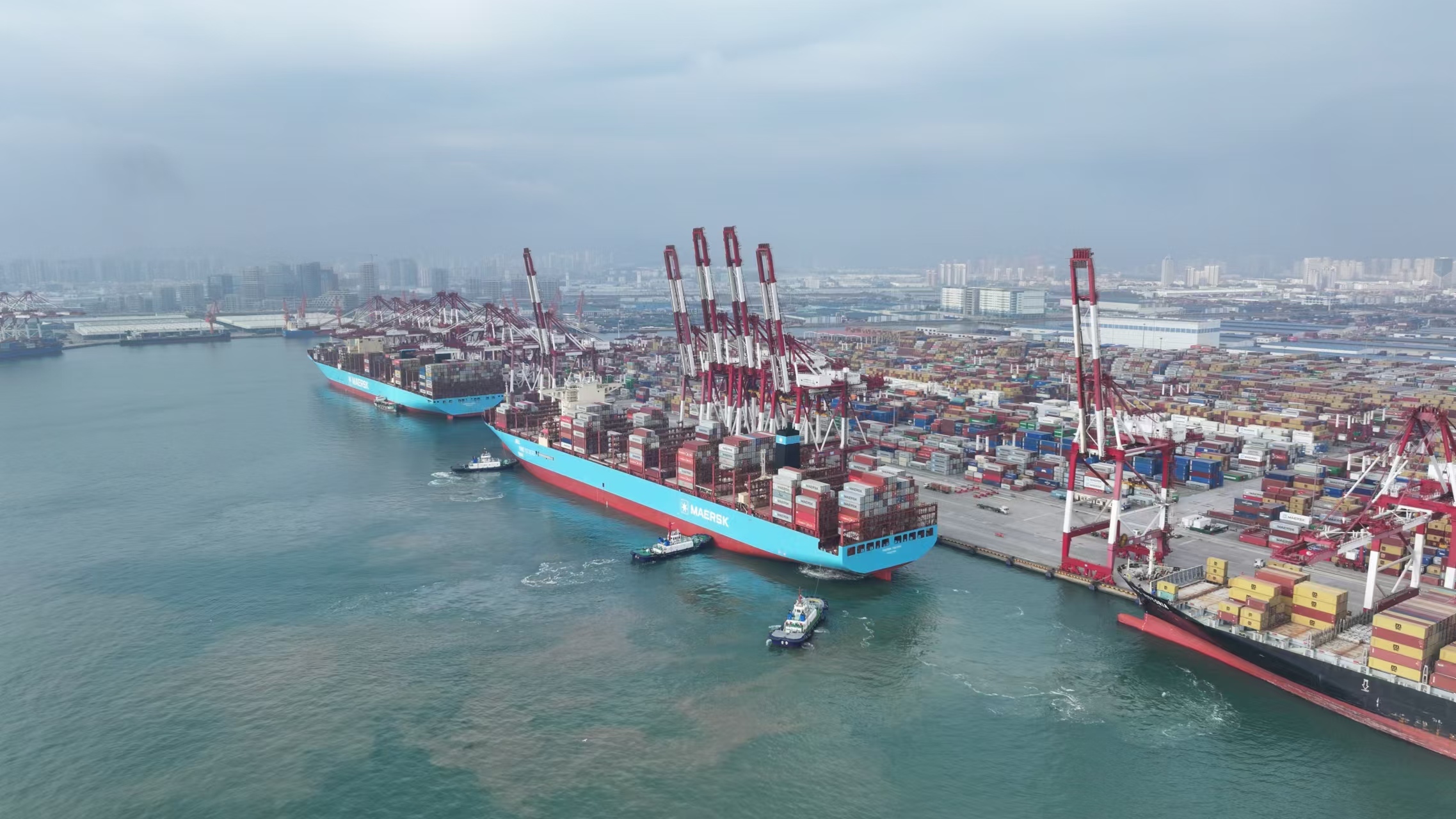 山东港口青岛港迎来全球首艘万箱级甲醇双燃料船靠泊作业