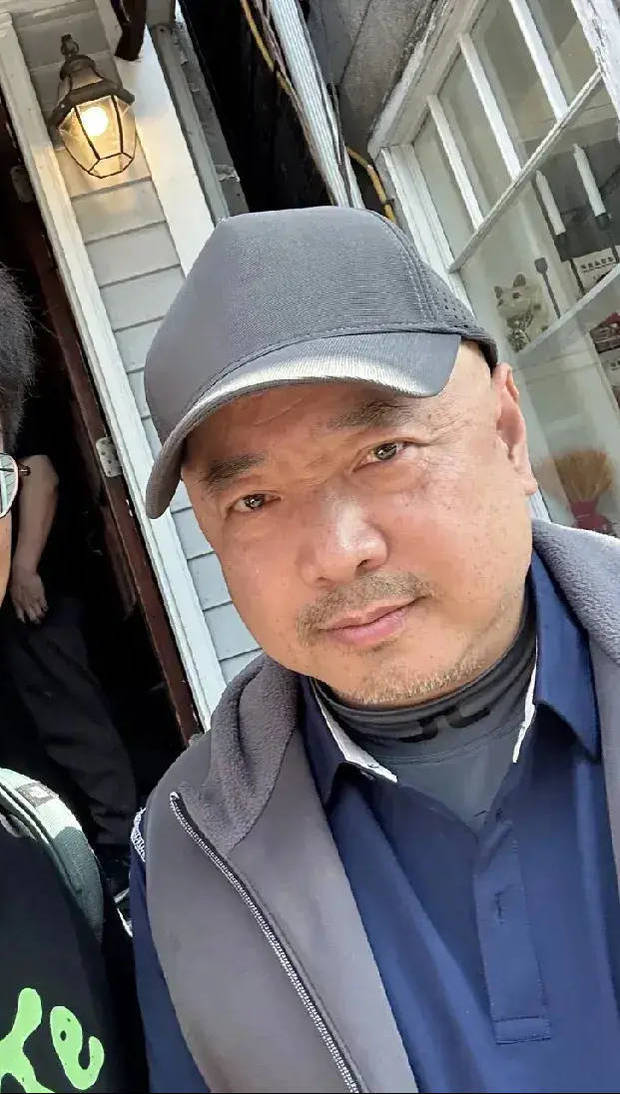 徐峥满脸皱纹，有些显老。