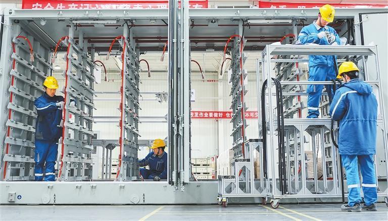 在远景酒泉智慧储能系统制造基地生产车间,工人正在加紧生产。