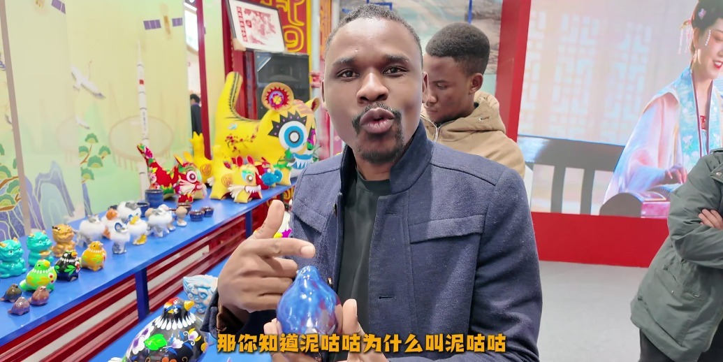 非遗泥咕咕竟然能“咕咕”叫？坦桑尼亚籍留学生杰富东现场解说