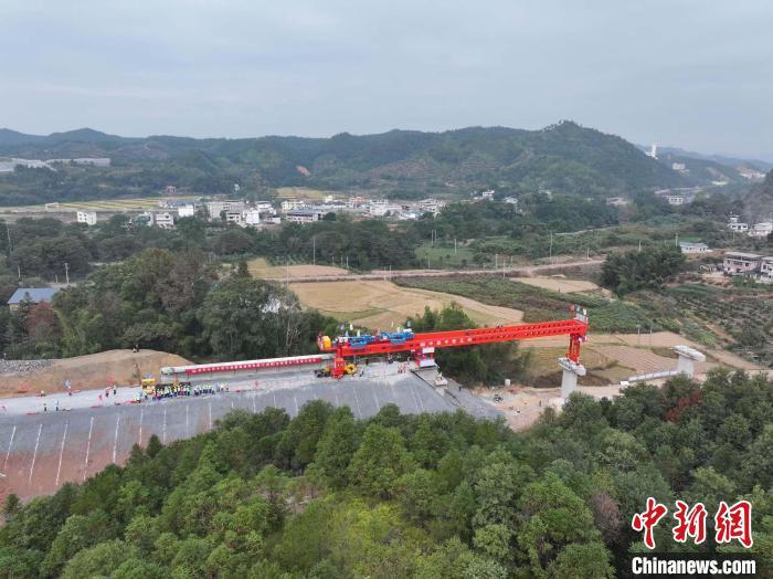 图为航拍瑞梅铁路施工建设现场，建设人员正在使用架桥机架设全线首片T梁。张学东 摄