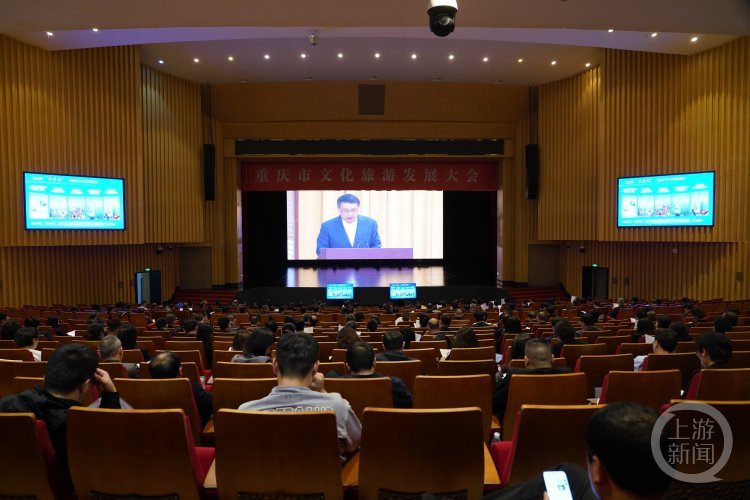 在这里，精美的石刻会说话；在这里，浩荡长江雕琢山石，创造出了令世人惊叹的雄奇壮美；在这里，山水相依、人文荟萃，浓浓烟火气令无数人心向往之……这里是重庆，是连续多年游客满意度排名全国第一的热门旅游目的地，更是一直以“宠粉”享誉海内外的赛博朋克之城。