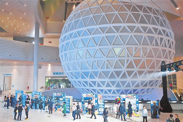 11月12日晚，“科技馆之夜”活动在河南省科技馆新馆举行。记者 聂冬晗 摄