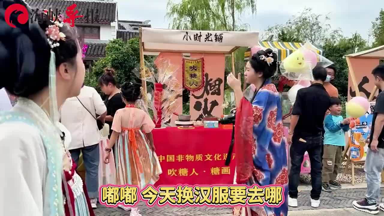 跨越海峡！台湾女生穿汉服在厦门园博苑，从烤肉记忆迈向博饼夺魁