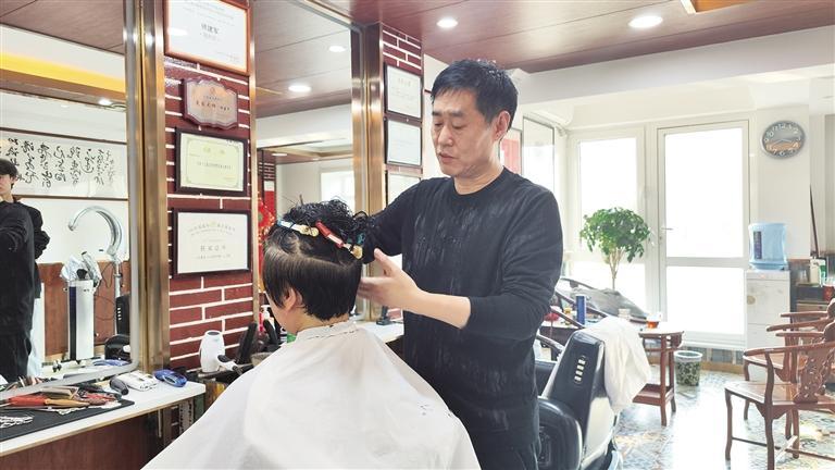 师建军为顾客剪发