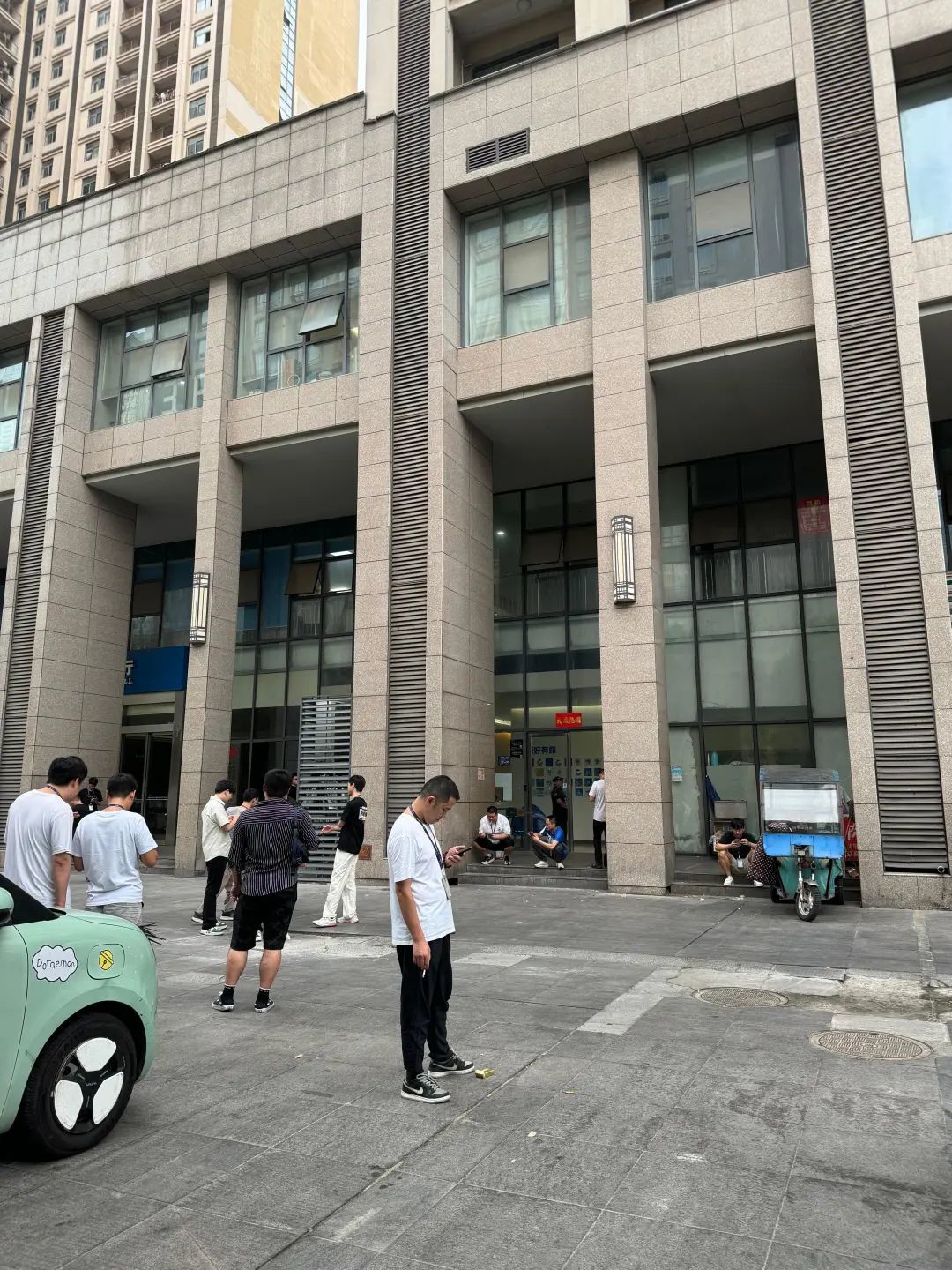 重庆信盟科技发展有限公司合肥分公司楼下，员工们工作间隙下楼休息。