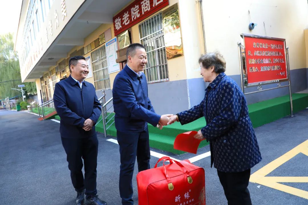 县委书记郭安贵看望慰问全国劳模徐升莲