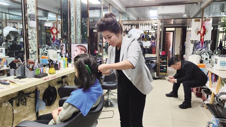 潘海霞为顾客打理发型
