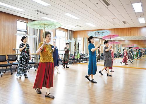 日前,三河市燕达金色年华健康养护中心舞蹈教室,模特队的老人在排练。本报记者 赵永辉摄