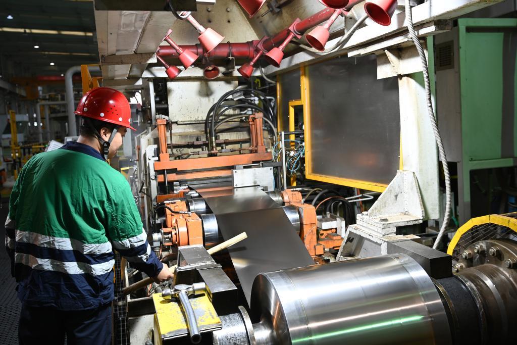 10月18日，在金川集团镍合金有限公司，工作人员在镍带冷轧生产线上作业。新华社记者　范培珅　摄