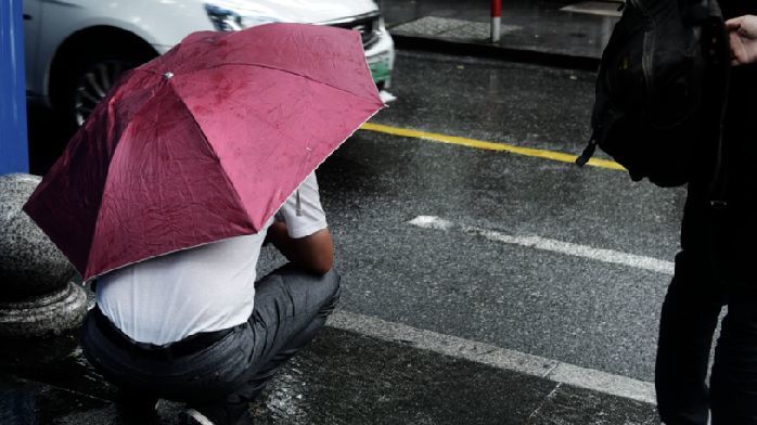 睡在馬路邊的患者、專車選墓的殯儀店：醫院門口，看見 100 種人生