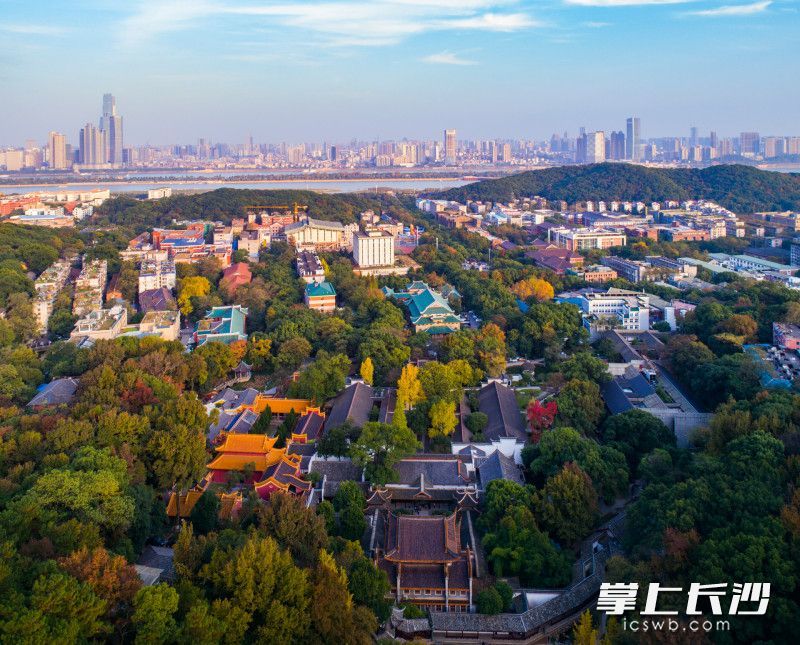 长沙城内，岳麓山、湘江、橘子洲与城市相互映衬，浑然天成，形成“山水洲城”独特风貌。均为资料图片