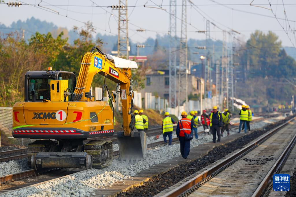 11月9日,施工人员在川黔铁路扎佐站集中修作业现场作业。新华社发(龙建睿 摄)