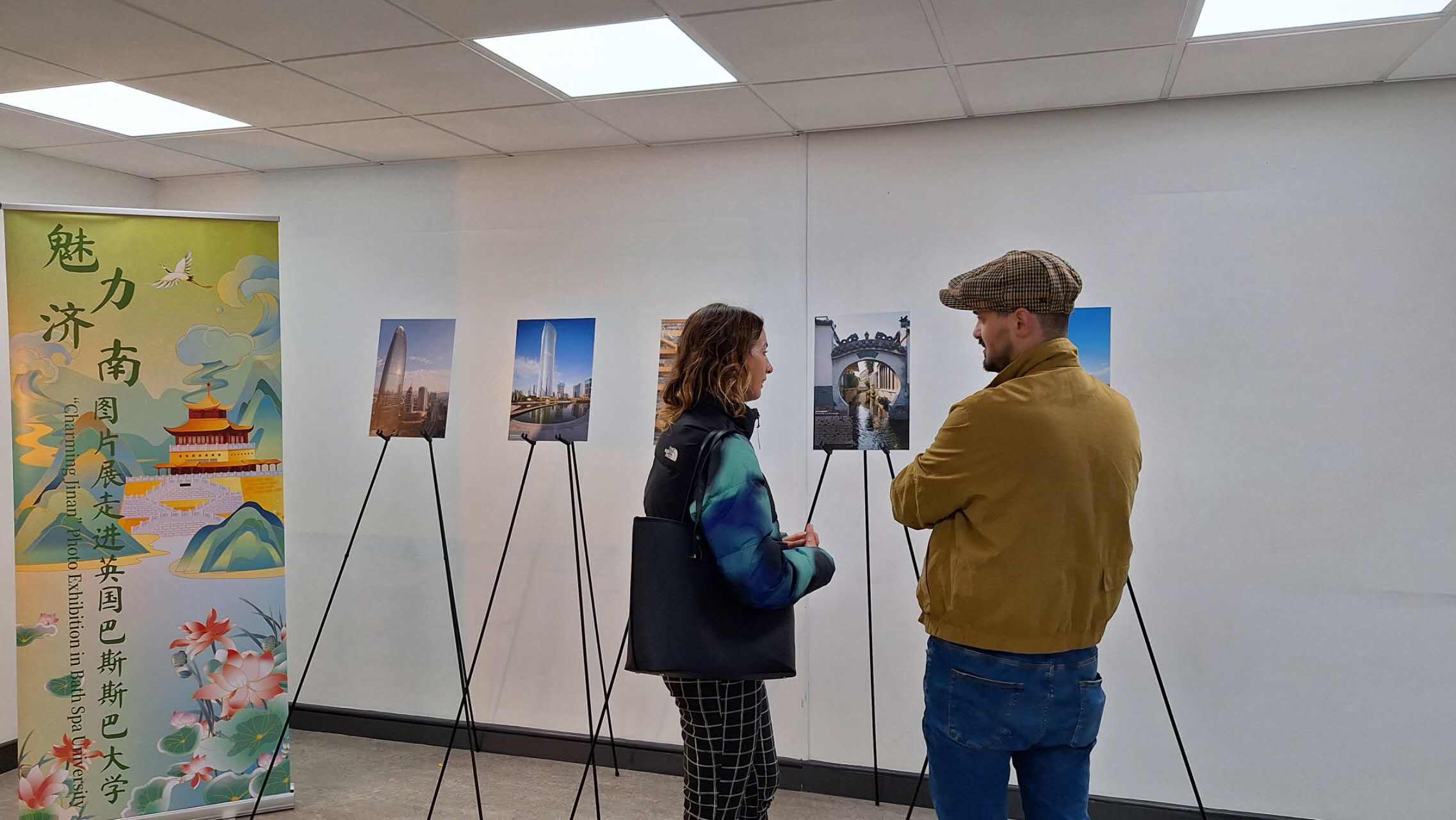 图为观众在参观“魅力济南”图片展