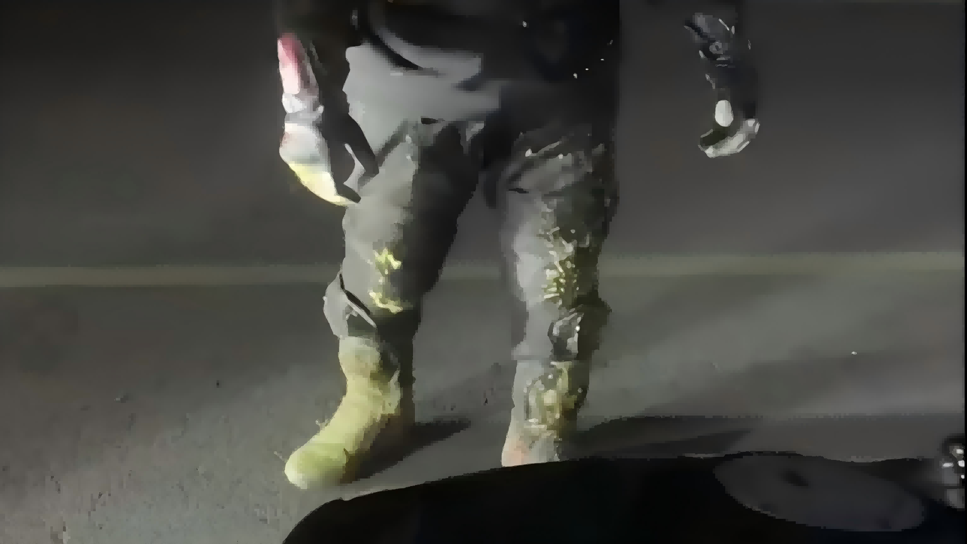 摩友在网红路段撞上粪堆，网传系村民不满摩托车炸街故意放置，当地回应