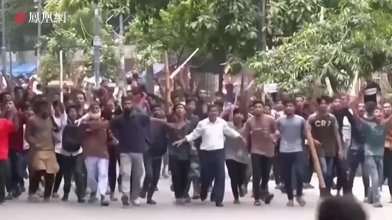 什么是“光伏+”模式？是农田间的一缕阳光，唤醒了现代农业的活力；是屋顶上的清晰脉络，勾勒出乡村振兴的蓝图；是鱼塘里的璀璨星河，映照出“渔光互补”的未来。陆川，浙江正泰新能源开发有限公司董事长，在光伏行