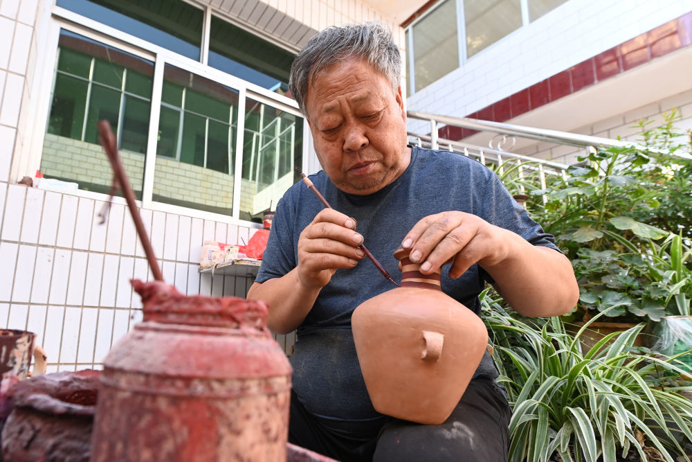 阎建林在家中绘制彩陶　新华社记者　范培珅　摄