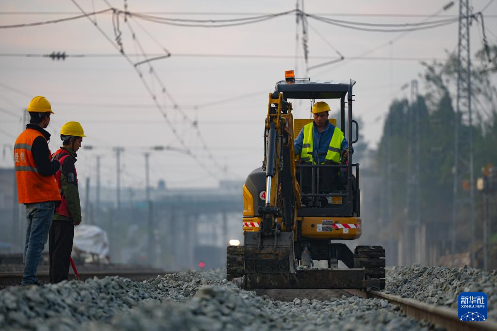 11月9日,施工人员在川黔铁路扎佐站集中修作业现场作业。新华社发(龙建睿 摄)