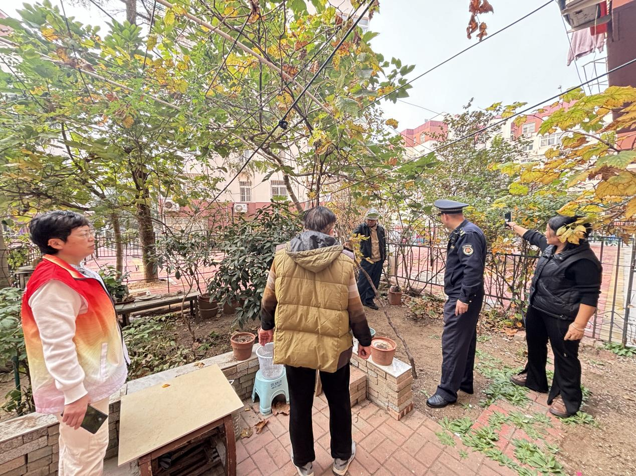 台东街道丰盛路社区协调改造下水管道 解决居民生活困扰