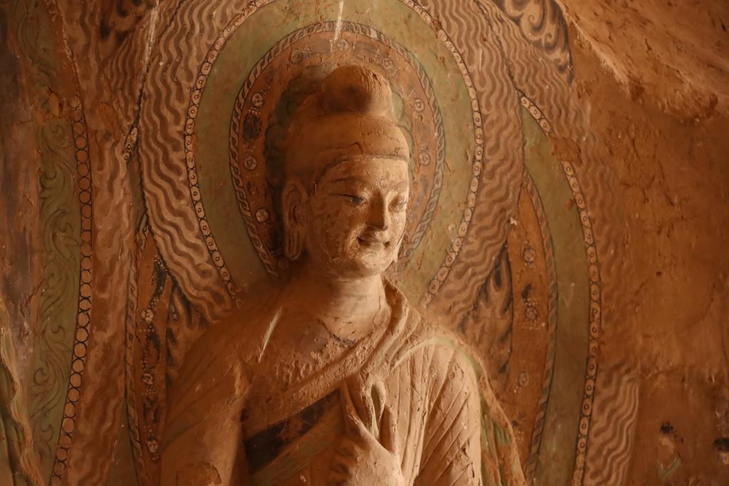 这是11月11日拍摄的炳灵寺石窟第169窟西秦造像,带有犍陀罗艺术风格。