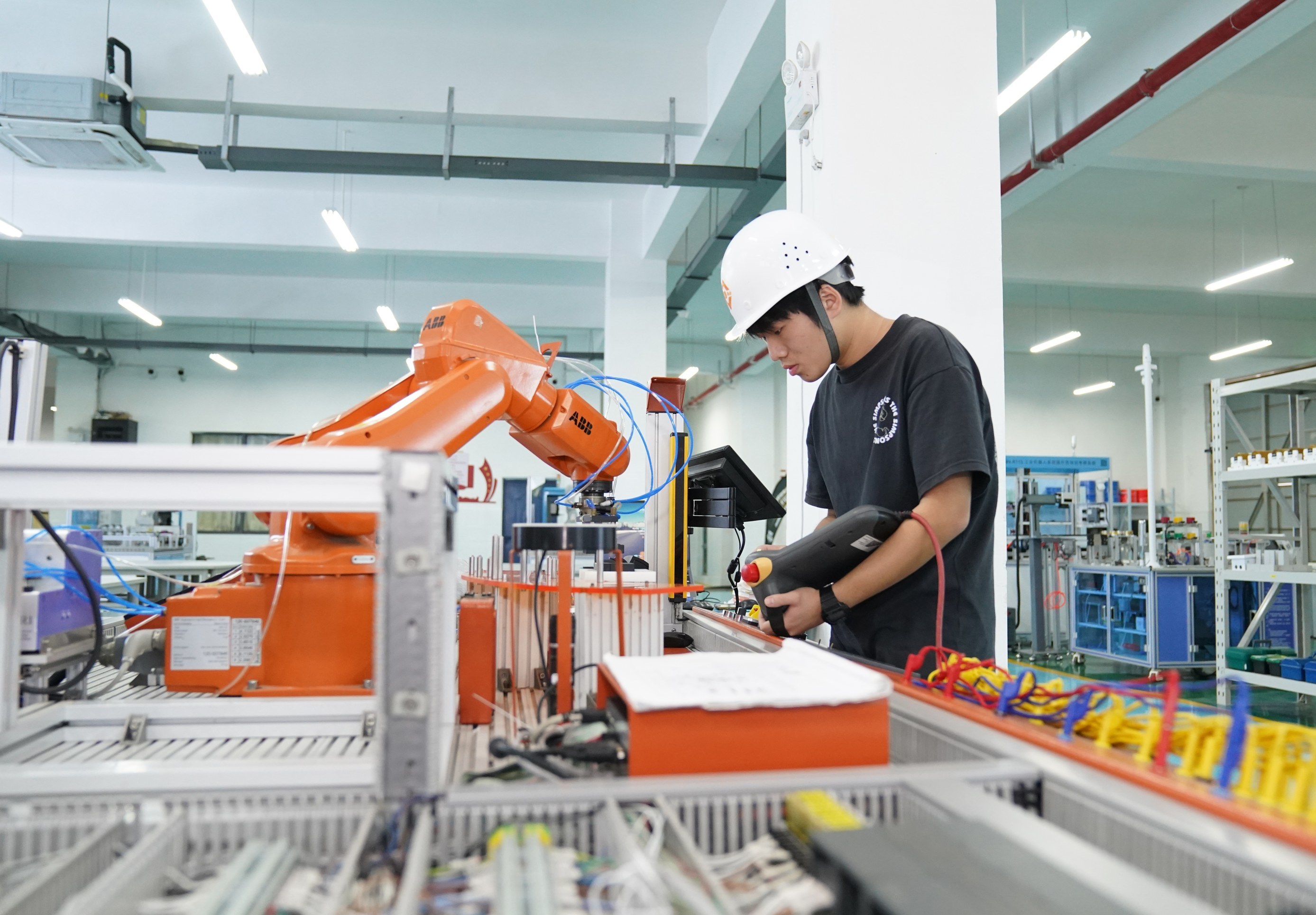 10月26日，江西冶金职业技术学院学生在实训室学习。