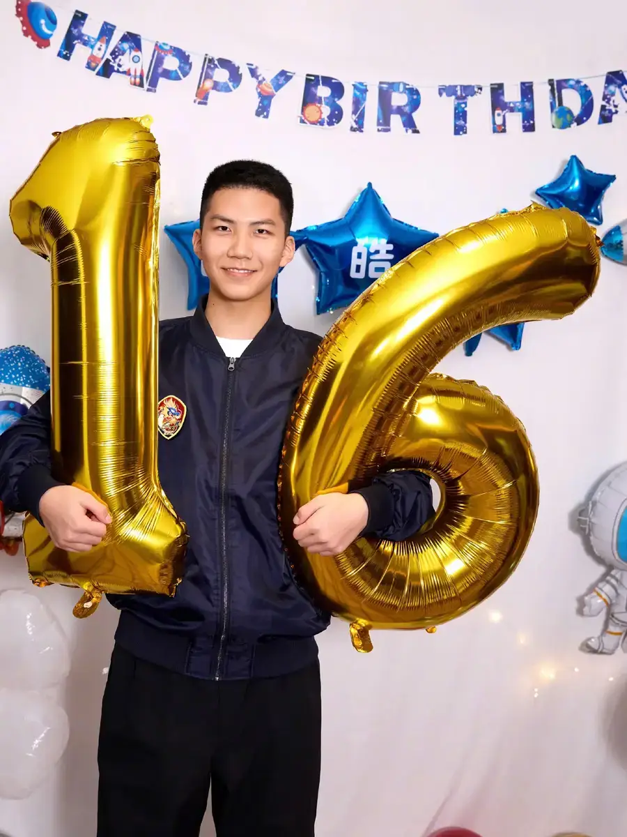 16岁的康康身形健硕，很有男子汉气概。