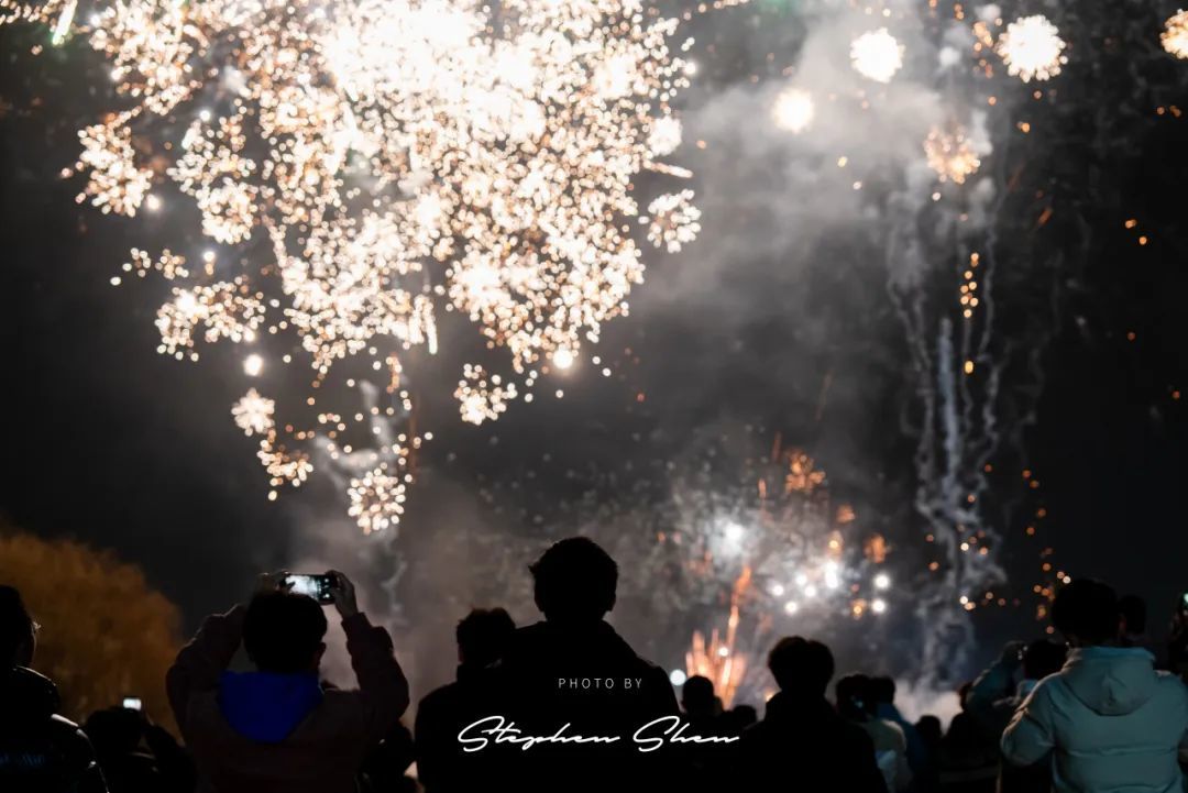 图书馆前的烟花