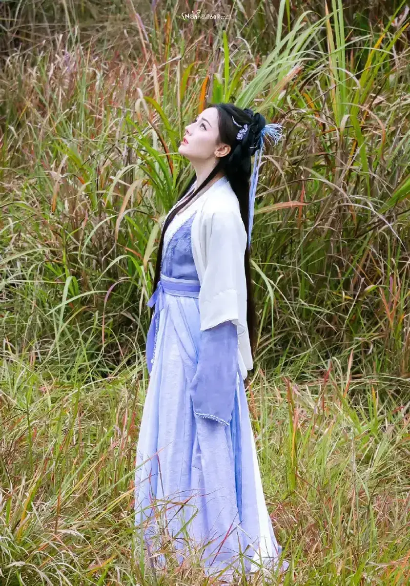 迪丽热巴下颌线超美。