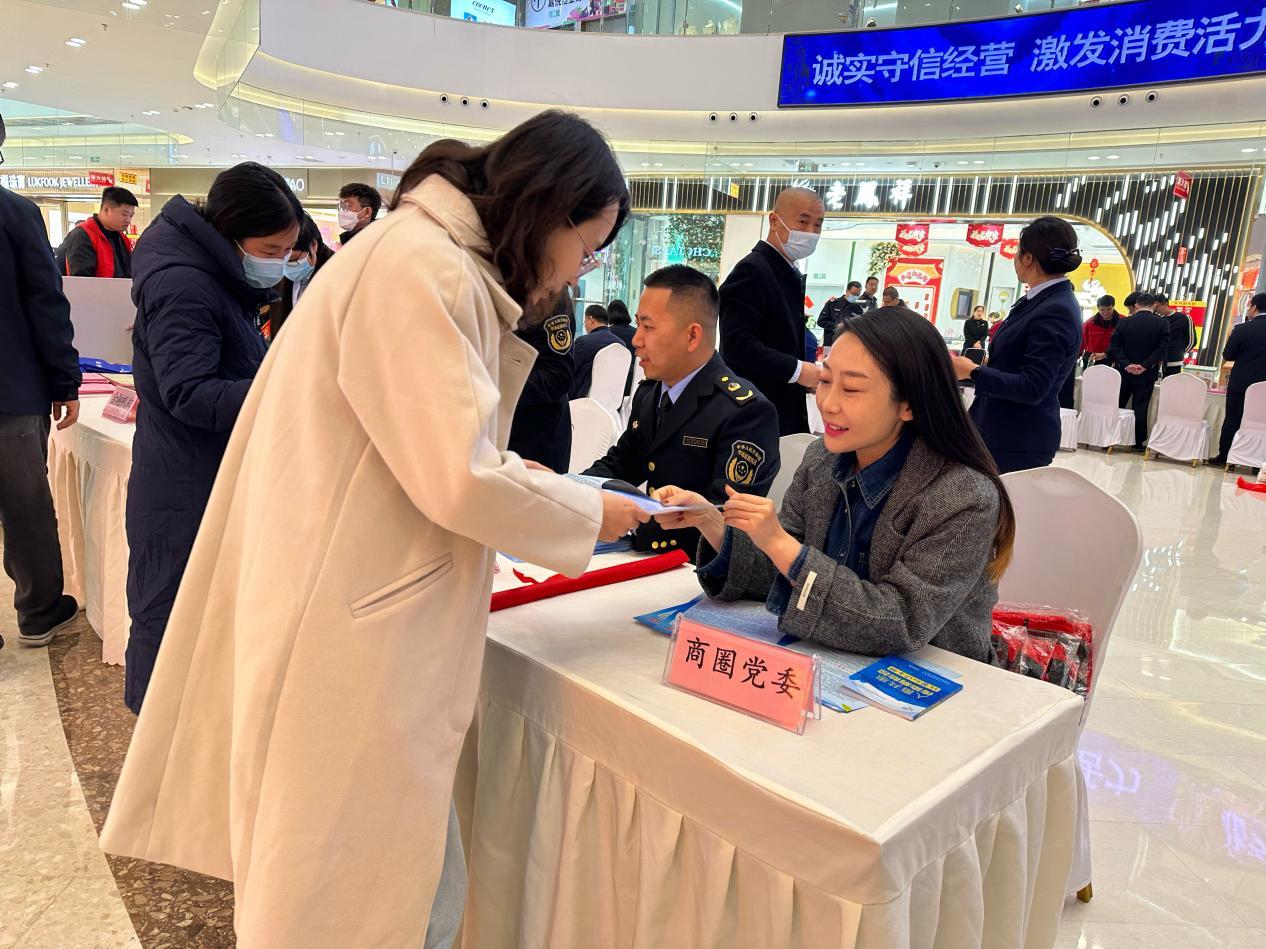 傅家镇商圈党委与傅家市场监管所联合开展“共建共管 普法服务进商圈”“3&middot;15”普法宣传活动