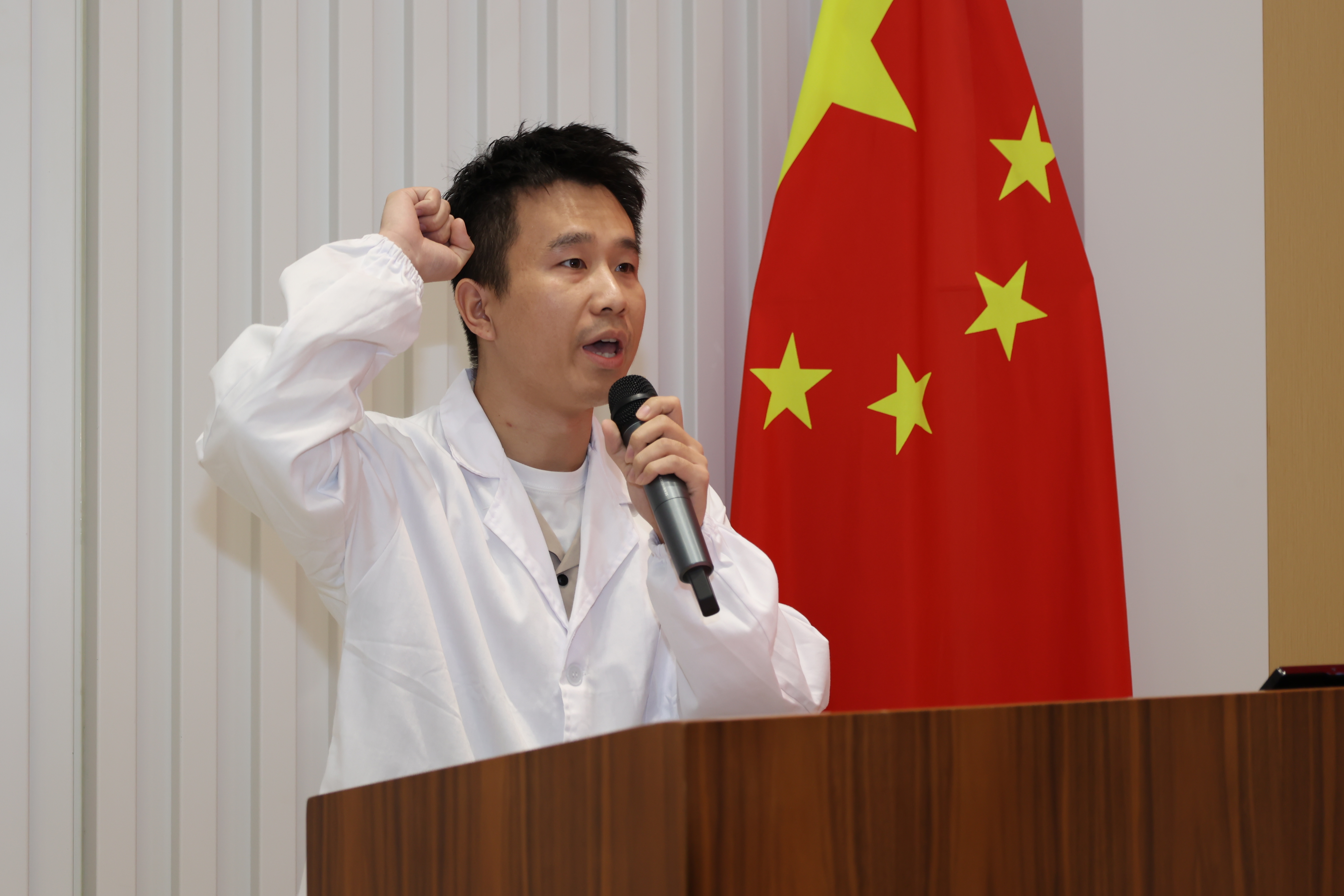 杨明君代表竞赛全体参赛选手发言