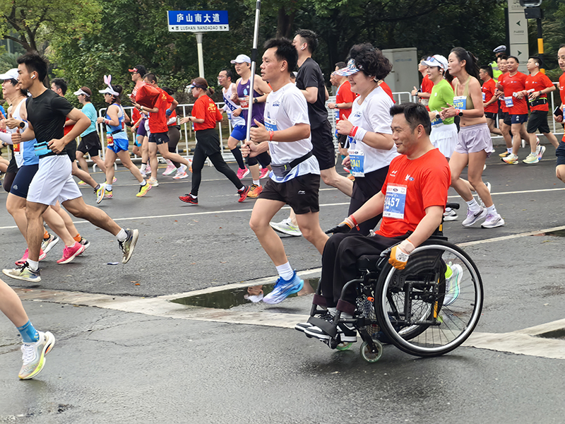 选手坐在轮椅上比赛。 罗昊 图