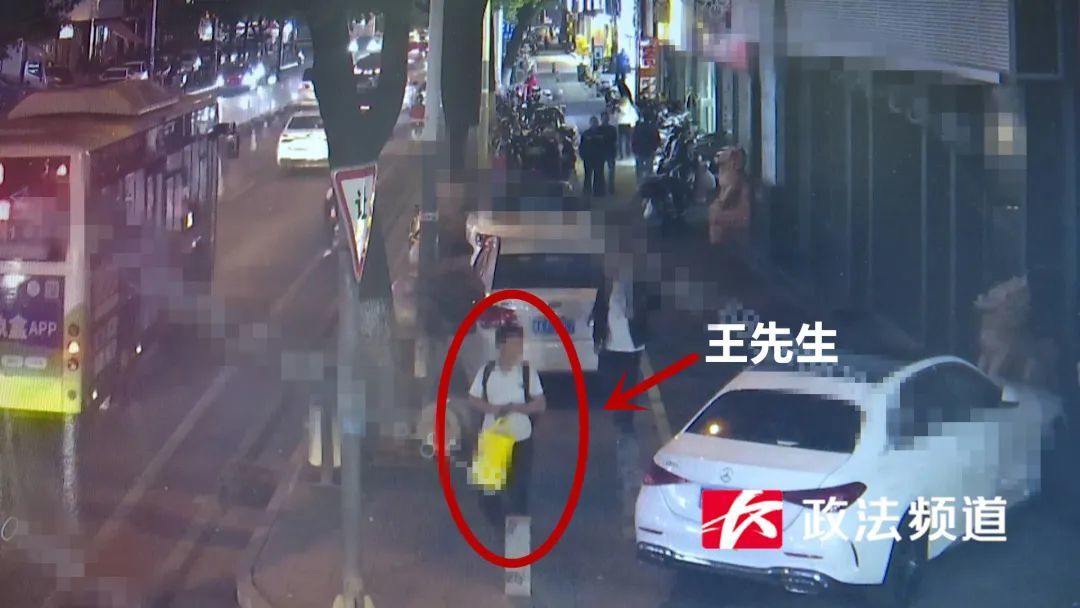 ▲王先生躲避警察走到路边