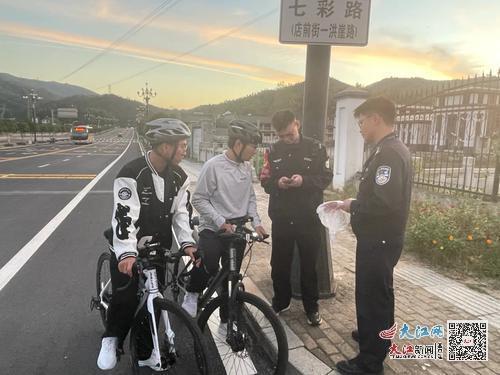 王志豪和曾嘉峰将所拾钱款交到民警手中