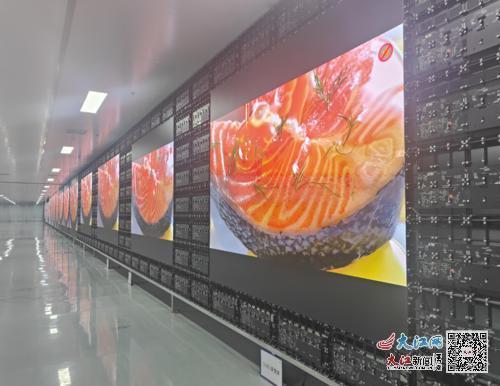 兆驰晶显产品展示间,小屏经过拼接,形成了不同尺寸、像素的超大屏幕。