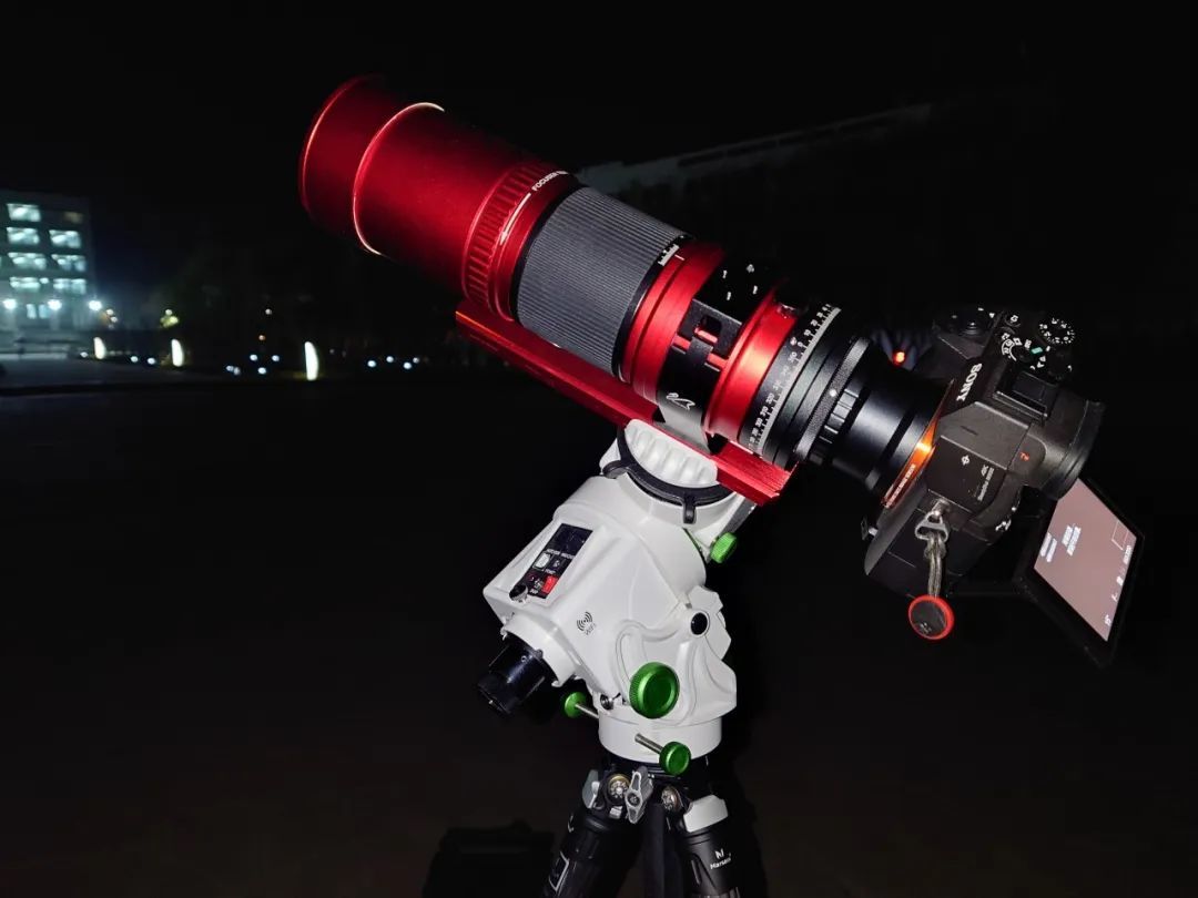 在兰大图书馆门口架设深空拍摄设备