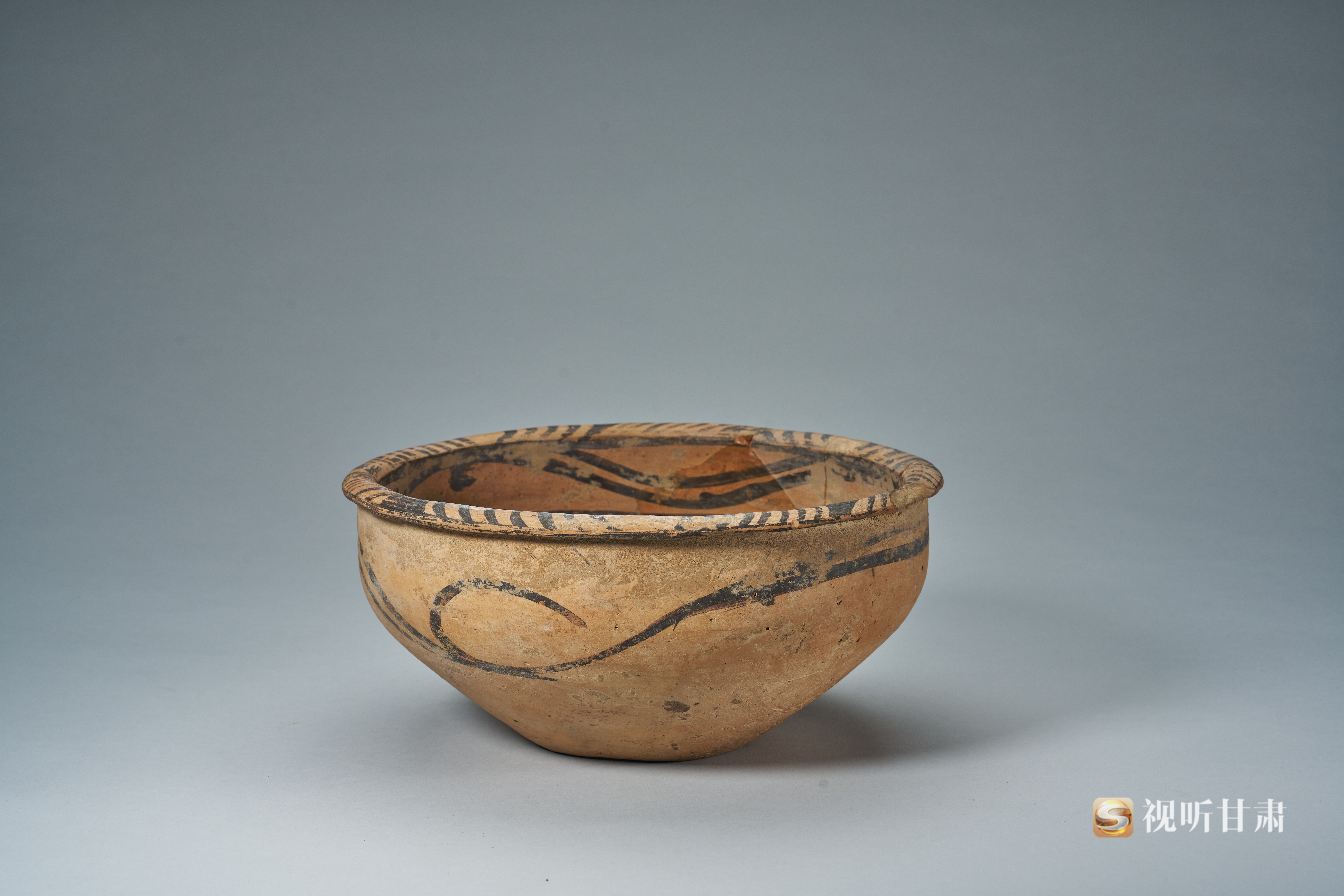 内外彩水波纹彩陶盆（国家文物局供图）