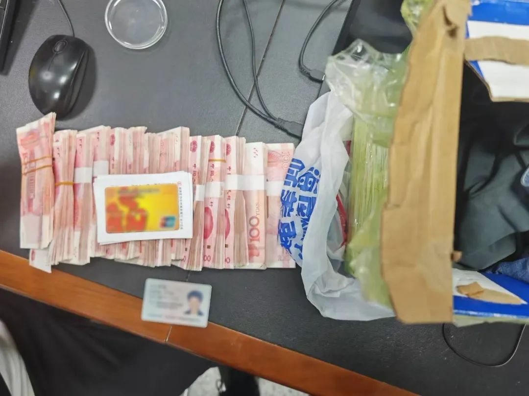 ▲王先生手提袋内装有13.5万现金