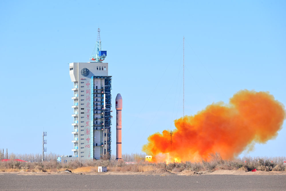 11月9日11时39分，我国在酒泉卫星发射中心使用长征二号丙运载火箭，成功将航天宏图PIESAT-2 01~04星发射升空，卫星顺利进入预定轨道，发射任务获得圆满成功。新华社发（汪江波　摄）